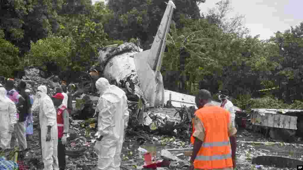 Des investigations conduites sur le lieu du crash de l'Anotonov An-12 à Juba, Soudan du Sud, 4 novembre 2015.