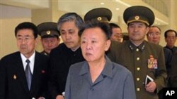 O líder norte-coreano, Kim Jong Ill, de fato cinzento, está doente e parece preparar o seu filho para a sucessão
