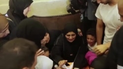 Plizyè Douzèn Moun Asiste Fineray yon Amerikèn-Tik ki Mouri Pandan li Tap Manifeste nan Gaza 