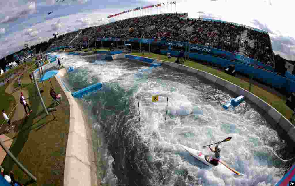 Atlet puteri Jerman, Jasmin Schornberg saat mengikuti lomba cabang kayak slalom K-1 di Lee Valley White Water Center, London.