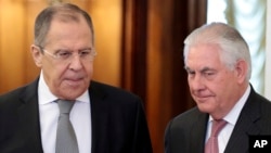 Menteri Luar Negeri AS Rex Tillerson (kanan) dan Menteri Luar Negeri Rusia Sergey Lavrov, memasuki aula sebelum perundingan mereka di Moskow, Rusia, 12 April 2017. (AP Photo/Ivan Sekretarev).