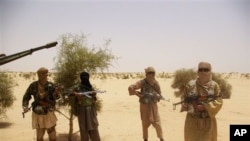 Pemberontak dari kelompok Islamis Ansar Dine dalam serah terima sandera di padang pasir di luar Timbuktu, Mali. (Foto: Dok)