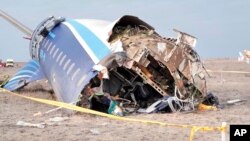 Gambar yang diambil dari video yang dirilis oleh pemerintah wilayah Mangystau ini menunjukkan reruntuhan pesawat Azerbaijan Airlines di dekat bandara di Aktau, Kazakhstan, pada 25 Desember 2024. 