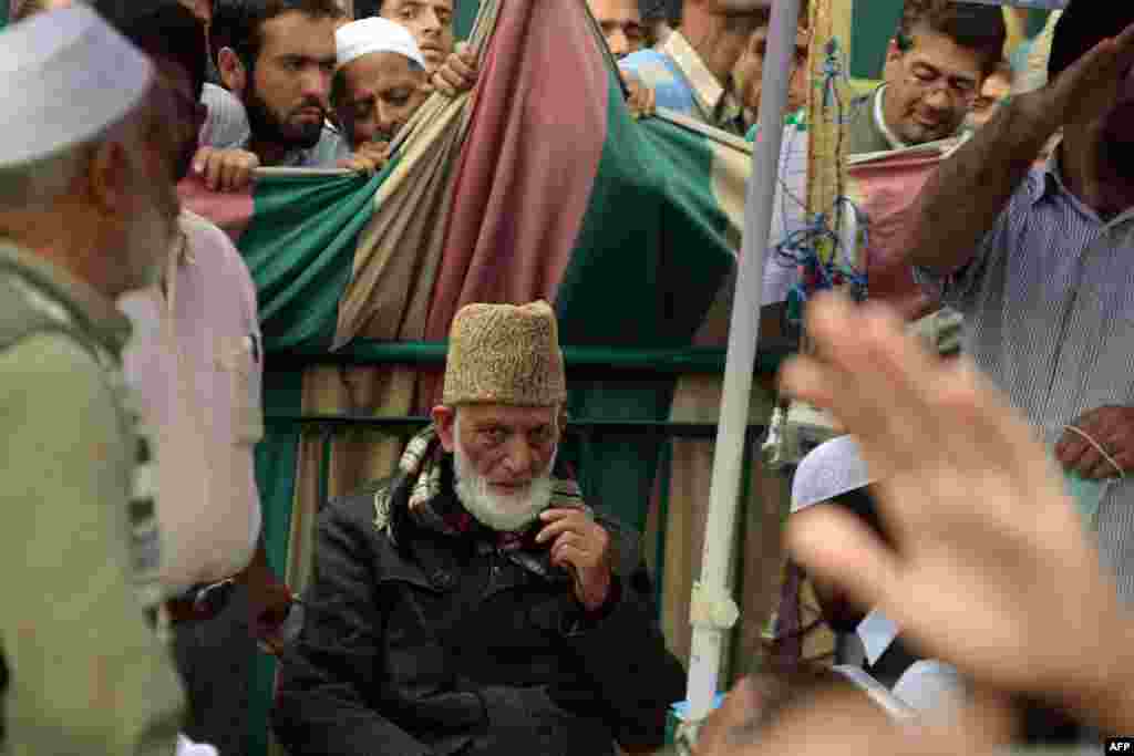 کشمیر کے مسئلے پر سخت گیر مؤقف کے حامل اتحاد کے دھڑے کی قیادت سید گیلانی نے سنبھالی جب کہ اعتدال پسند جماعتیں سرکردہ لیڈر میر واعظ عمر فاروق کی سربراہی میں جمع ہوئیں۔