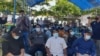 Tiga puluh sembilan mantan narapidana terorisme di Poso saat menghadiri kegiatan bakti sosial BNPT di Desa Tiwa’a, Kabupaten Poso, Sulawesi Tengah, Rabu (28/7/2021). (Foto: VOA/Yoanes Litha)