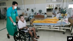 Seorang sukarelawan merawat seorang pasien di pusat perawatan bagi penderita AIDS Wat Phrabatnampo di provinsi Lopburi, Thailand, 26 September 2009. (Foto: dok.)