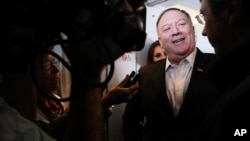 Menteri Luar Negeri AS Mike Pompeo berbicara kepada wartawan di dalam pesawat menuju ke Thailand, 30 Juli 2019. (Foto: AP)