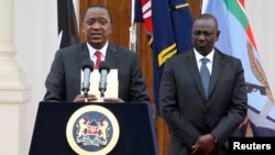 Presiden Kenya Uhuru Kenyatta (kiri) bersama Wapres William Ruto memberikan keterangan pers di Nairobi, Selasa (2/12).