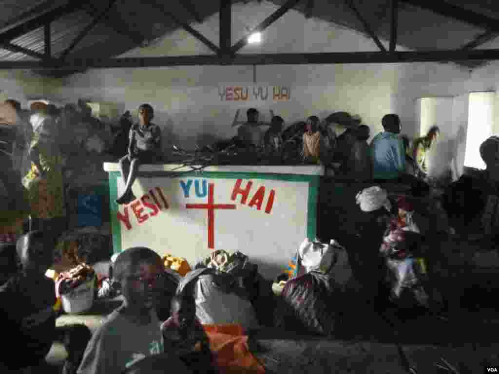 With IDP camps filling up since the rebellion in eastern Congo began in April, newly displaced people are sleeping in churches until they can find a place to settle, DRC, November 23, 2012. (G. Joselow/VOA)
