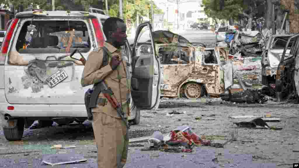 Un policier sécurise le périmètre de l'attentat, Mogadiscio, 1er juin 2016.