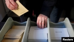 Un homme vote dans un bureau de vote à Marseille, France, le 7 mai 2017.