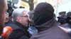 Nika Gvaramia, lider stranke Koalicija za promjene, okružen policajcima u Tbilisiju, Gruzija, 4. decembra 2024., na slici preuzetoj sa videa. (Formula TV preko Reutersa)