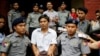Kyaw Soe Oo et Wa Lone quittant sous bonne escorte policière le tribunal à Rangoun, Birmanie, le 20 août 2018. 