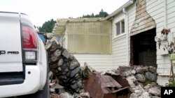 Sebuah rumah di Rio Dell, California, runtuh akibat gempa yang melanda California utara pada 20 Desember 2022. (Foto: AP/Godofredo A. Vásquez)