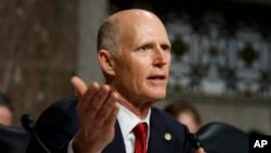 El senador republicano Rick Scott dijo el jueves que los senadores demócratas "han elegido jugar a la política en lugar de ayudar a la gente de Venezuela".