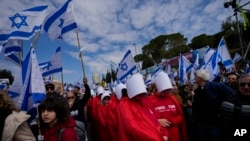 Warga Israel memprotes rencana pemerintah baru Perdana Menteri Benjamin Netanyahu untuk merombak sistem peradilan, di luar Knesset, parlemen Israel, di Yerusalem, Senin, 13 Februari 2023. (AP/Ohad Zwigenberg)
