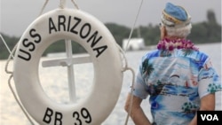 Un sobreviviente del ataque de 1941 en Pearl Harbor, junto a una replica de un salvavidas del USS Arizona.