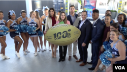Los miembros del Comité Anfitrión del Super Bowl en Miami posan para la prensa junto al equipo de "Cheerleaders" de la Universidad Keiser Foto: Antoni Belchi / VOA.