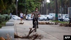 El Centro de Operaciones de Emergencia (COE) de República Dominicana aumentó el nivel de alerta de amarillo a rojo para cuatro provincias y Santo Domingo, antes del posible paso por el país de la tormenta tropical Isaías.