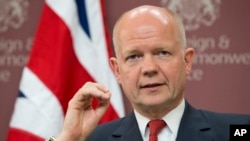 Menlu Inggris William Hague dalam konferensi pers seusai pertemuan "Sahabat Suriah" di London, Kamis (15/5).