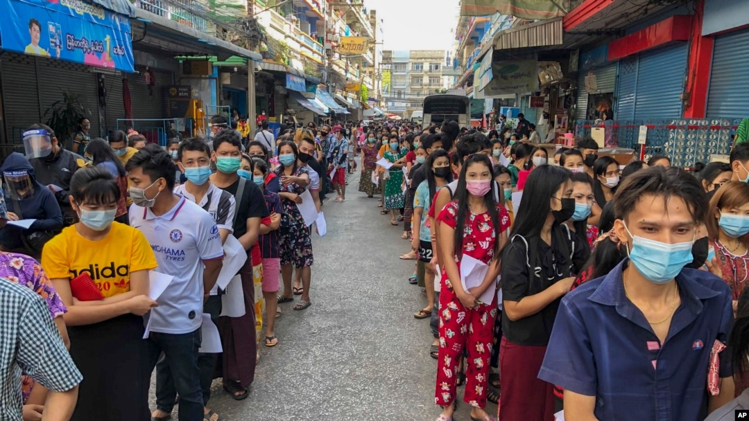 ထိုင်းနိုင်ငံ စမွတ်ဆာခွန်းခရိုင် ပုစွန်ဈေးမှာ ကိုဗစ်စစ်ဆေးဖို့ တန်းစီနေကြသူများ။ (ဒီဇင်ဘာ ၂၀၊ ၂၀၂၀)