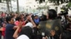Manifestantes chocan con agentes de policía durante una protesta en Lima, Perú, el 8 de diciembre de 2022.