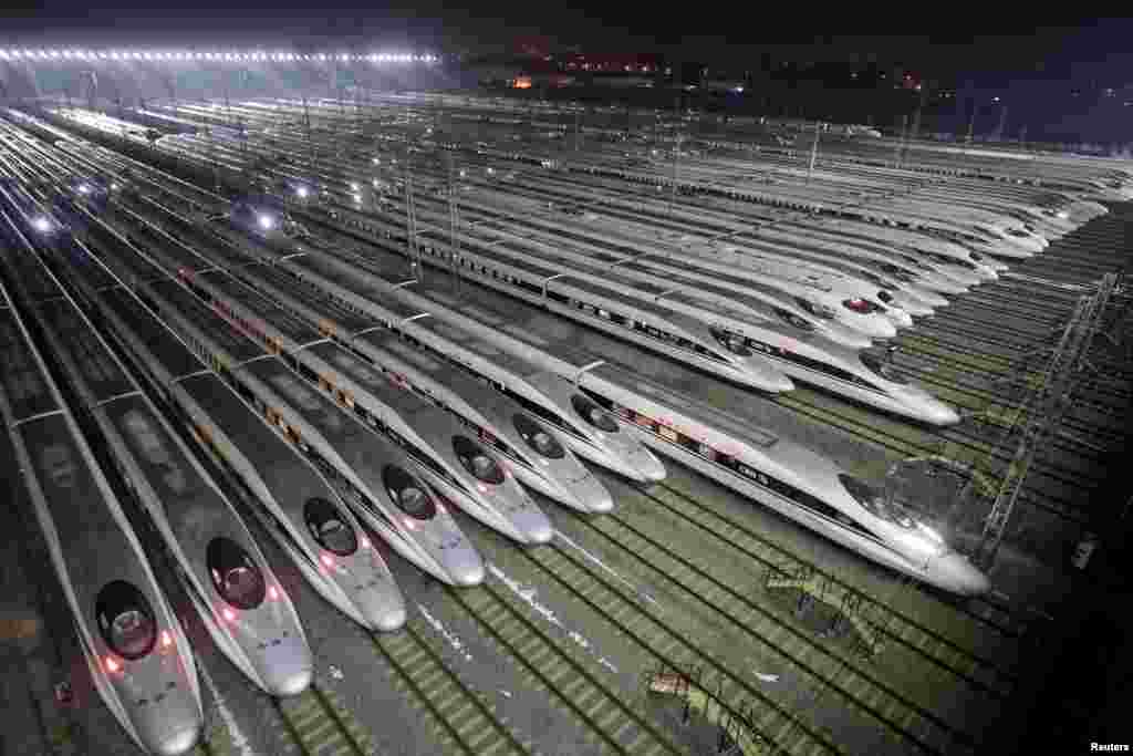 中国春运开始,湖北武汉,高速铁路上和谐号动车维修基地(2018年2月1日)。
