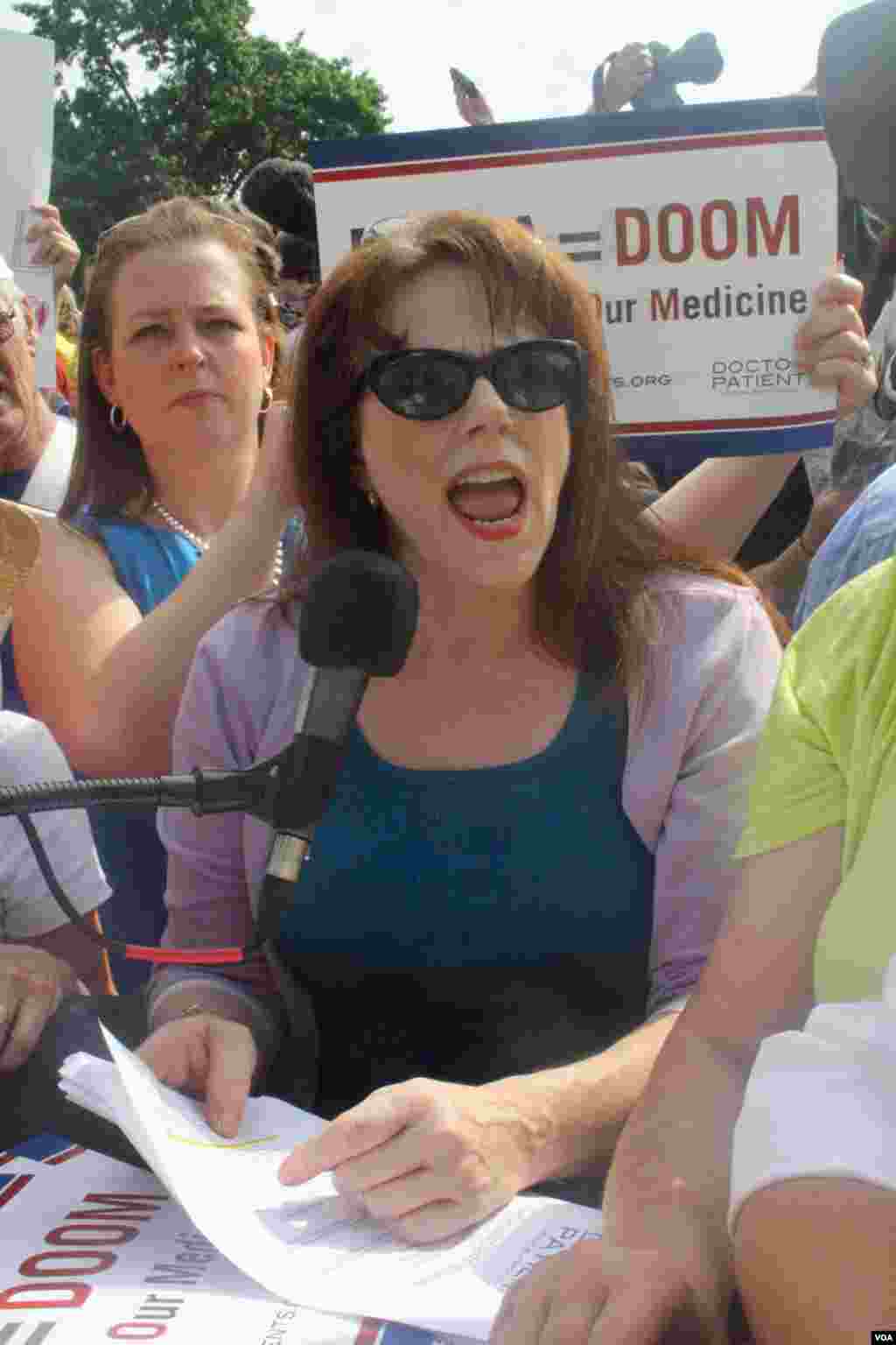 Una representante del Tea Party expone sus argumentos contra el Obamacare. A la concentración han acudido, desde esta organización, estadounidenses de distintos estados como Texas o Alabama.