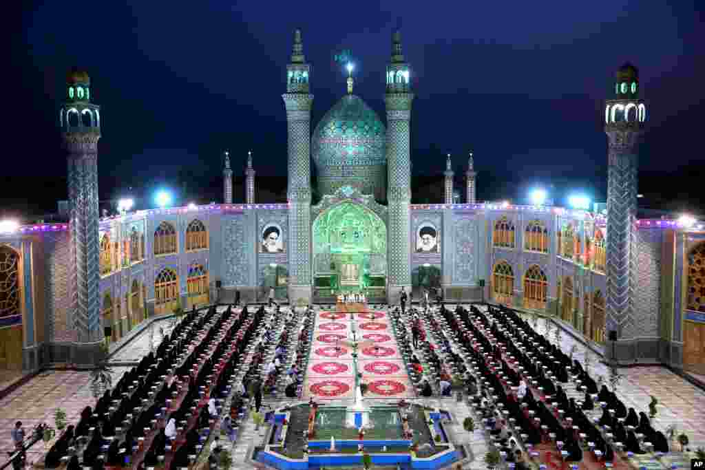 'Yan kasar Iran na karatun Alkurani mai girma a cikin watan Ramadan a makabartar waliyin Allah Mohammad Helal Ibn Ali dake garin Aran da Bidgol, kilomita 225 a kudacin babban birnin Tehran dake Iran. 