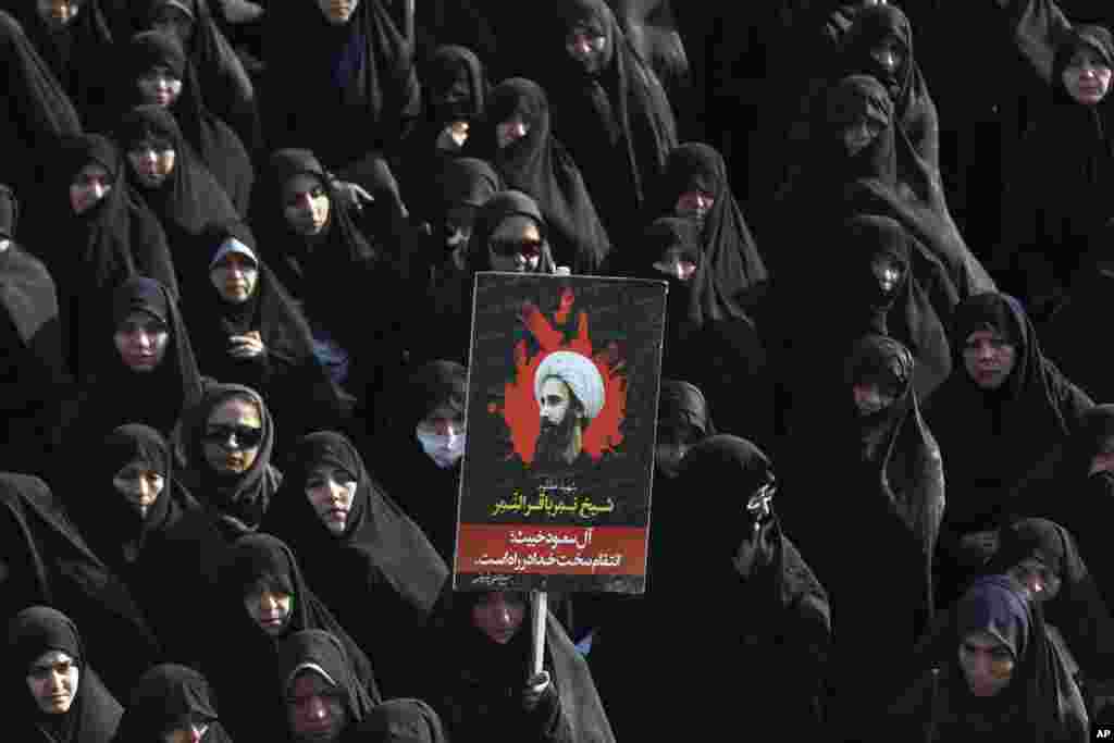 زنان ایرانی در حال اعتراض به اعدام شیخ نمر باقر النمر، روحانی برجسته شیعه که هفته گذشته توسط عربستان سعودی اعدام شد