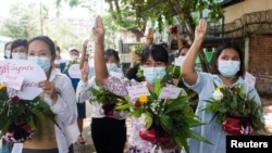 緬甸婦女在仰光手捧鮮花參加反對軍事政變的抗議活動。（2021年4月13日）