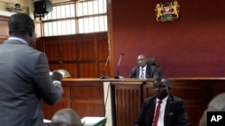 Jaji wa Mahakama ya Kenya Jaji Chacha Mwita akisikiliza ombi la kupinga kutumwa kwa vikosi vya Kenya kwenda Haiti, katika mahakama ya Milimani katika mji mkuu wa Nairobi, Kenya, Alhamisi, Novemba 16, 2023.
