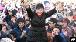 韩国执政党新世界党的候选人朴槿惠12月18日在竞选中