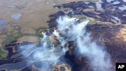 Asap membubung dari kebakaran hutan di Yukon Delta National Wildlife Refuge, bagian barat laut Alaska (7/6).