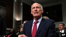El Director Nacional de Inteligencia Dan Coats se prepara para testificar en el Congreso. Mayo 23 de 2017.
