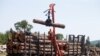 Un trabajador descarga troncos de madera en Murray Lumber Co. en Madawaska, Canadá en julio de 2018. 