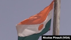 Le drapeau nigérien flotte au-dessus de Bosso au Niger, le 19 avril 2017 (VOA/Nicolas Pinault)