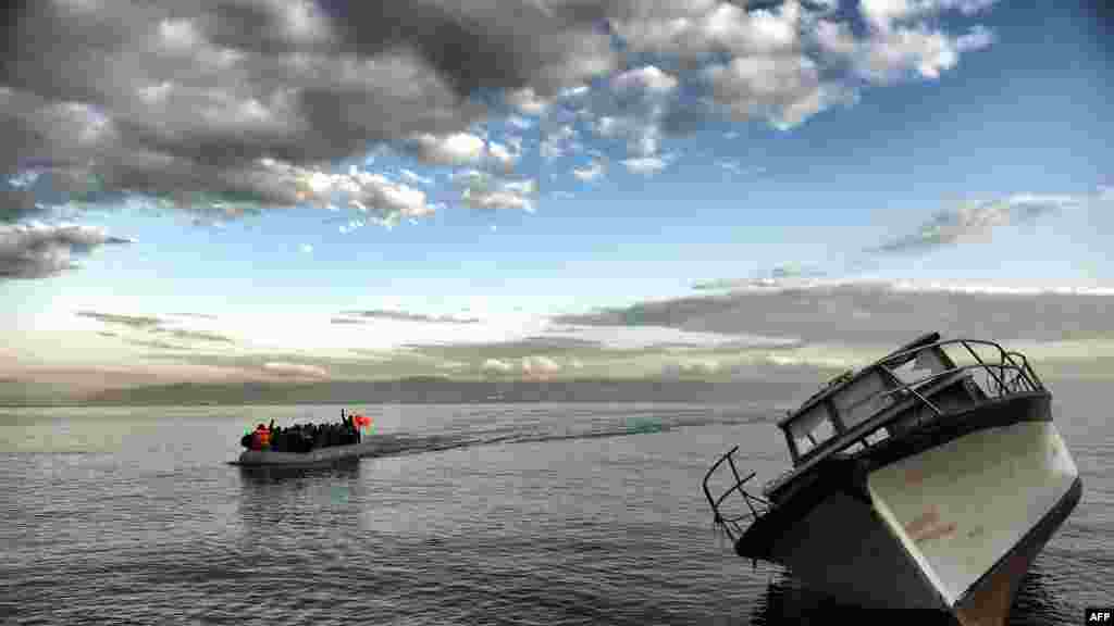 Des réfugiés et des migrants traversent la mer Egée à bord d’un bateau gonflable, à l'île grecque de Lesbos, 10 novembre 2015.