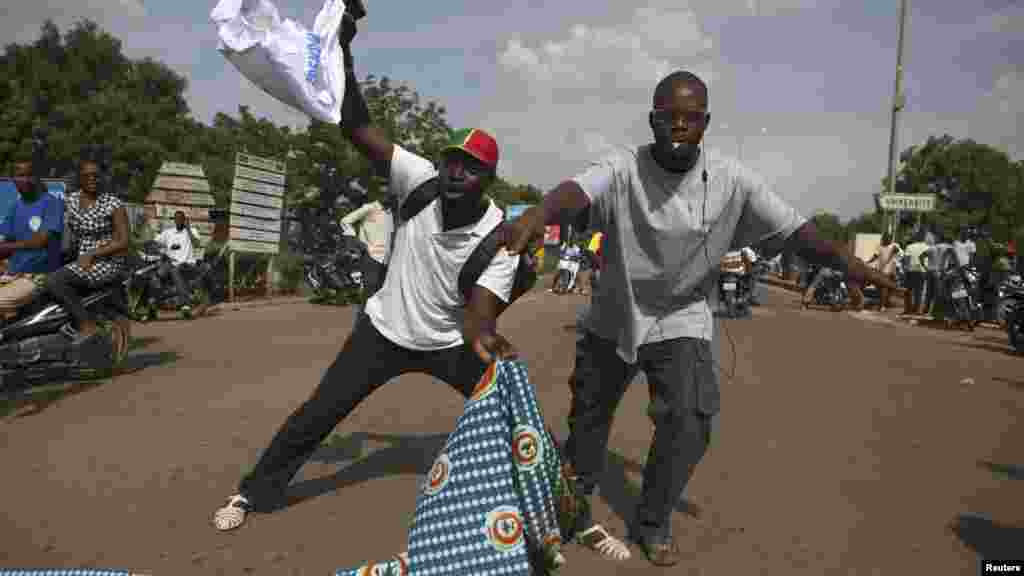 Liesse dans les rues de Ouagadougou après l’annonce de la fuite du président Blaise Compaoré au terme de plusieurs jours de manifestation, octobre 2014. REUTERS/Joe Penney
