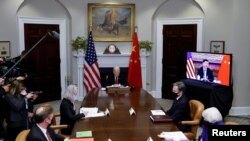资料照片：美国总统拜登与白宫国家安全顾问沙利文、国务卿布林肯和财政部长耶伦在白宫通过网络视频与中国国家主席习近平交谈。(2021年11月15日)