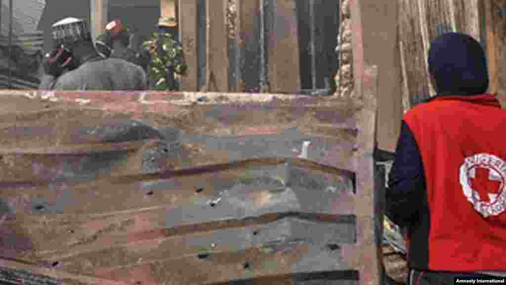 Des personnes inspectent des magasins endommagés par l'explosion d'une bombe lundi sur un marché de Bauchi, au Nigeria.