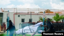 Personal de emergencia sale con un paciente de Covid, del North Shore Medical Center, en Miami, Florida, el 14 de julio de 2020.