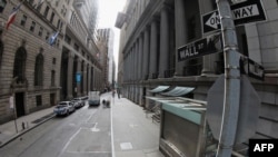 La bolsa de Nueva York retornó en alza este lunes debido a que varios estados en EE.UU. han anunciado su reapertura a la economía, después de varias semanas en cuarntena por la pandemia de coronavirus.