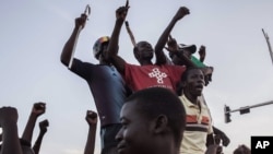 Des protestataires contre le coup d'Etat manqué, le 21 septembre 2015 à Ouagadougou. (AP Photo/Theo Renaut)