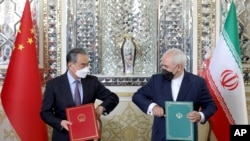 Iranın xarici işlər naziri Məhəmməd Cavad Zərif və onun çinli həmkarı Vanq Yi