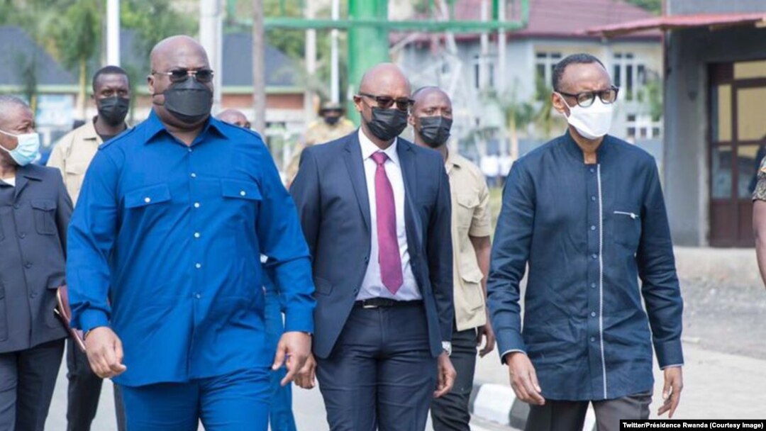 Président Paul Kagame (G) ya Rwanda na mokokani wa ye ya RDC Félix Tshisekedi (D) bazali kotala bisika biike volcan Nyiragongo esalaki mbeba na Rubavu, na Rwanda, 25 juin 2021. (Twitter/Présidence Rwanda)