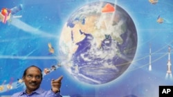 Ketua Organisasi Penelitian Antariksa India (ISRO), Kailasavadivoo Sivan, ketika melakukan konferensi pers di Bangalore, India, 11 Januari 2019. (Foto: AP Photo) 