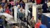 Los viajeros esperan en una fila de seguridad en el Aeropuerto Internacional de Denver el martes 21 de noviembre de 2023 en Denver.