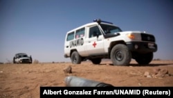 Des véhicules de l'ONU passent par le Darfour, le 27 mars 2011.