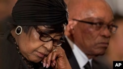 Winnie Madikizela-Mandela,ex esposa de Nelson Mandela, y el presidente de Sudáfrica, Jacob Zuma, participan en un servicio en honor del lider anti-apartheid.